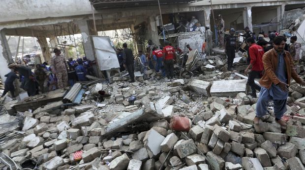 Tim penyelamat memeriksa lokasi ledakan gas di Karachi, Pakistan, Sabtu, 18 Desember 2021. Ledakan gas yang kuat di sistem pembuangan limbah di kota Pakistan selatan menewaskan beberapa orang dan melukai lainnya. (AP/Fareed Khan)