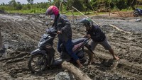 Tak sedikit kendaraan yang akhirnya terjebak di jalan Trans Kalimantan saat nekat melintasi jalan yang rusak itu.