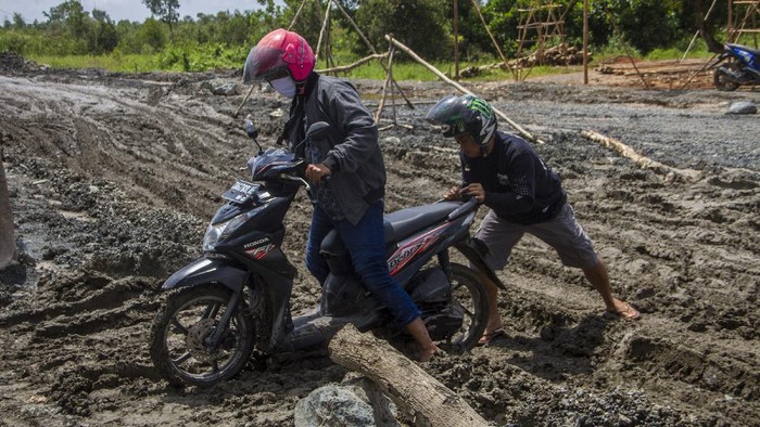 Jalan Trans Kalimantan yang ada di Kecamatan Liang Anggang, Banjarbaru, Kalsel, rusak parah. Akibatnya warga harus berhati-hati saat melintasi jalan tersebut.