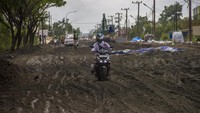 Ruas jalan trans Kalimantan poros selatan yang sedang dalam progres pekerjaan rehabilitasi jalan tersebut rusak parah akibatnya aktivitas warga terganggu.
