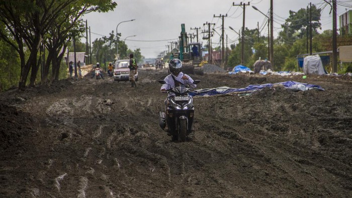 Tolong! Jalan Nasional Trans Kalimantan Rusak Parah Jalan Trans Kalimantan yang ada di Kecamatan Liang Anggang, Banjarbaru, Kalsel, rusak parah. Akibatnya warga harus berhati-hati saat melintasi jalan tersebut.