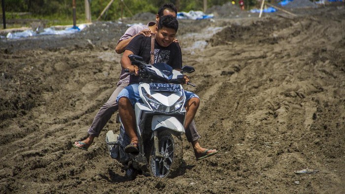Tolong! Jalan Nasional Trans Kalimantan Rusak Parah Jalan Trans Kalimantan yang ada di Kecamatan Liang Anggang, Banjarbaru, Kalsel, rusak parah. Akibatnya warga harus berhati-hati saat melintasi jalan tersebut.