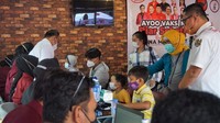 Dewan Pimpinan Pusat Taruna Merah Putih (DPP TMP) bekerja sama dengan DPD TMP Provinsi Jawa Barat menggelar vaksinasi COVID-19. Diketahui, vaksinasi ini diperuntukkan bagi masyarakat dari berbagai kelompok usia, mulai dari anak usia 6 sampai 11 tahun, remaja, hingga orang dewasa. Acara vaksinasi berlangsung di Sekretariat DPD TMP Provinsi Jawa Barat, Jl. Kebon Jati, Kebon Jeruk, Kecamatan Andir, Kota Bandung. Minggu, (19/12/2021).