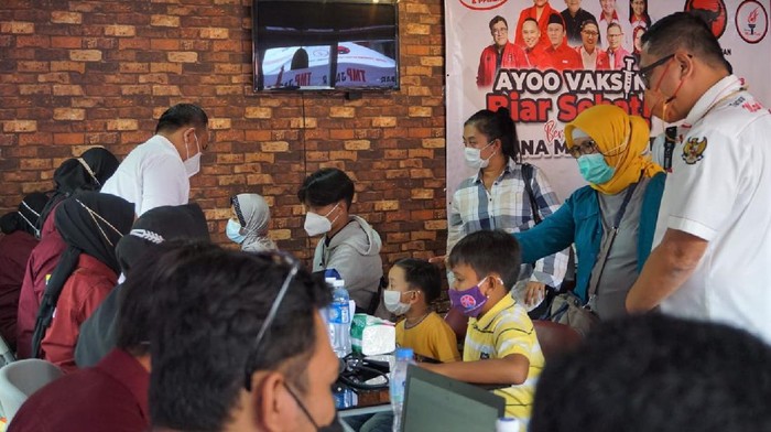 Vaksinasi COVID-19 untuk Anak hingga Remaja di Kota Bandung Dewan Pimpinan Pusat Taruna Merah Putih (DPP TMP) dan DPD TMP Provinsi Jawa Barat gelar vaksinasi COVID-19 massal. Kegiatan itu digelar guna cegah virus Corona.