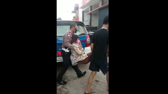 Aksi Polantas Tangsel yang sigap menolong seorang ibu pingsan di tengah jalan saat menumpang ojek online