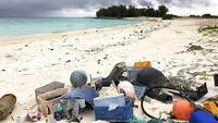 Awalnya, perhatian pada limbah laut hanya terfokus pada sumber berbasis kapal dan laut. Tetapi, sekarang diketahui bahwa hampir semua plastik di darat berpotensi mencapai lautan melalui sungai dan aliran air. AP/Caleb Jones