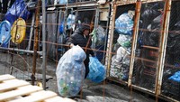 Produksi plastik global juga meningkat dari 20 juta ton pada 1966 menjadi 381 juta ton pada 2015. Ini meningkat 20 kali lipat selama setengah abad. AP/John Minchillo
