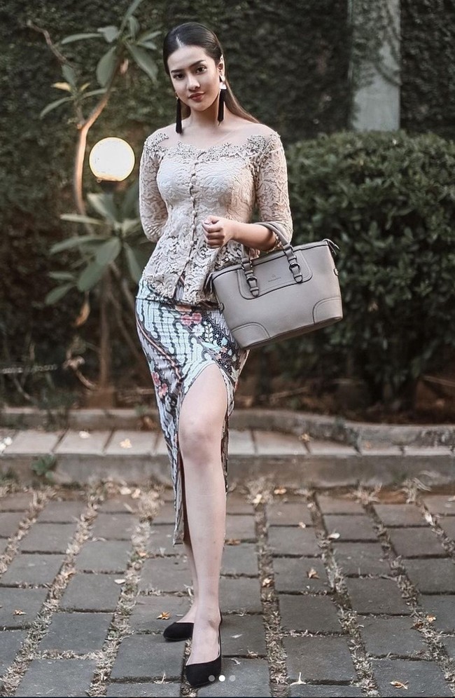 Untuk kesan modern, Anya Geraldine melengkapi penampilannya dengan anting tassel, sementara rambut ditata sleek menggunakan jepit rambut sebagai aksen. Foto: Instagram/@anyageraldine