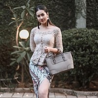 Untuk kesan modern, Anya Geraldine melengkapi penampilannya dengan anting tassel, sementara rambut ditata sleek menggunakan jepit rambut sebagai aksen. Foto: Instagram/@anyageraldine