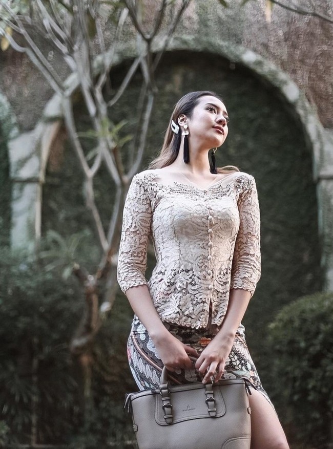 Kebaya pun bisa dikenakan untuk acara cocktail. Intip inspirasinya dari Anya Geraldine yang memakai kebaya kerah sabriba dan kain batik berbelahan paha tinggi. Foto: Instagram/@anyageraldine