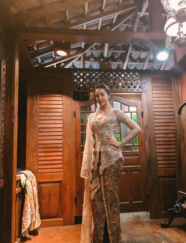 Berpenampilan mengenakan kebaya modern warna pastel dipadu kain batik, wanita 26 tahun ini tampak anggun. Foto: Instagram/@anyageraldine