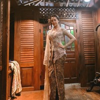 Berpenampilan mengenakan kebaya modern warna pastel dipadu kain batik, wanita 26 tahun ini tampak anggun. Foto: Instagram/@anyageraldine