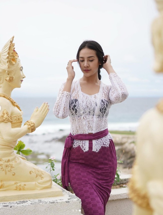 Bak gadis Bali, Anya Geraldine mengenakan kebaya berbahan lace yang dipadu kain tenun.  Foto: Instagram/@anyageraldine
