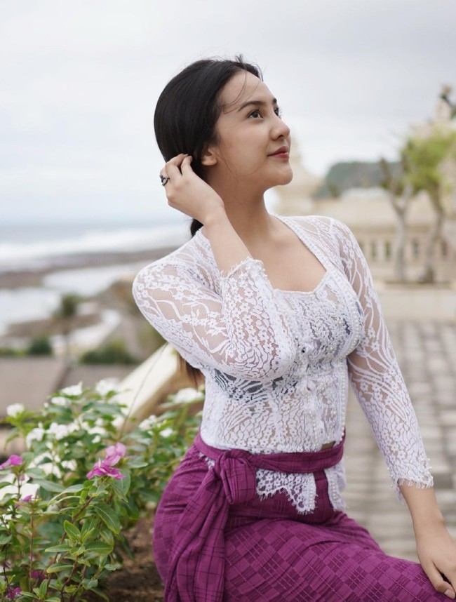 “Geg Anya nungguin km dibali, cepetan kesini dong kgn 🌺✨💖,” tulis Anya Geraldine pada caption foto. Foto: Instagram/@anyageraldine