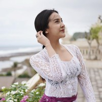 “Geg Anya nungguin km dibali, cepetan kesini dong kgn 🌺✨💖,” tulis Anya Geraldine pada caption foto. Foto: Instagram/@anyageraldine