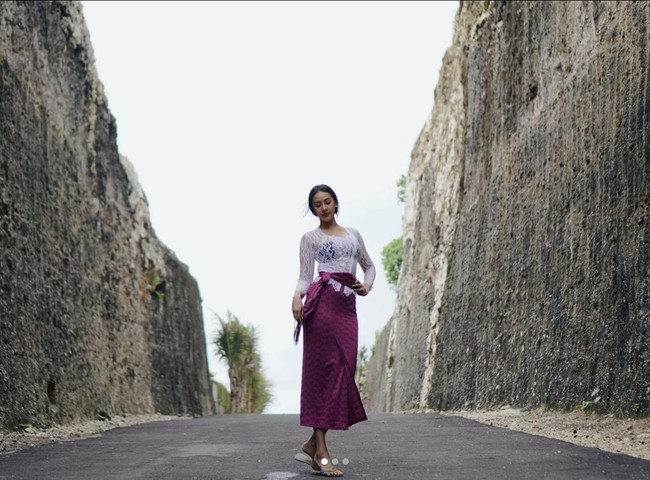 Anya Geraldine tampil dengan riasan sederhana dan rambut dikepang. Foto: Instagram/@anyageraldine