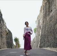 Anya Geraldine tampil dengan riasan sederhana dan rambut dikepang. Foto: Instagram/@anyageraldine