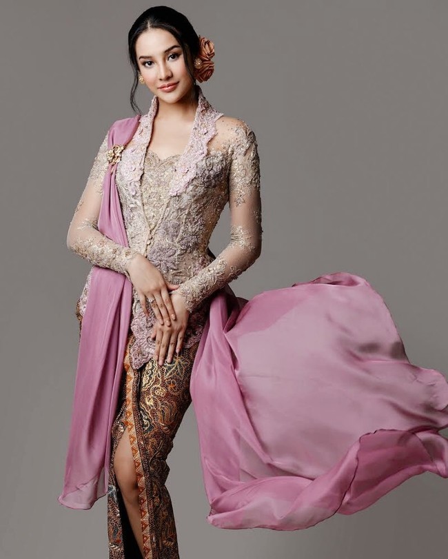 Mengenakan kebaya rancangan Anne Avantie dilengkapi selendang, gaya Anya Geraldine kali ini terlihat glamor. Foto: Instagram/@anyageraldine