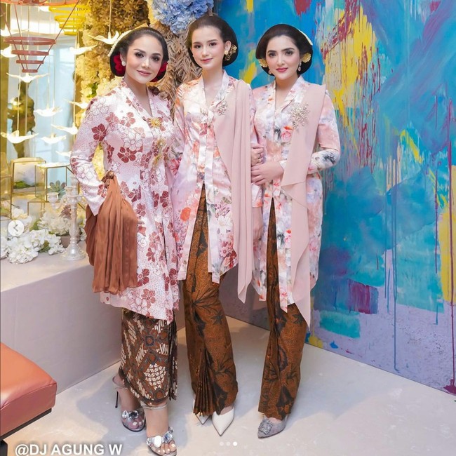 Senada dengan Krisdayanti, Ashanty pun memakai warna silver untuk alas kaki. Ia mengenakan sepatu pointy dengan hiasan kristal. Foto: Instagram