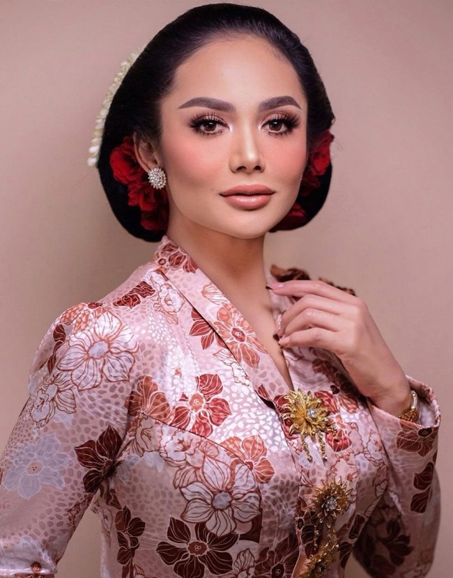 Untuk makeup, Krisdayanti tampil dengan riasan wajah bernuansa soft peach yang memberi kesan hangat. Pulasan lipstik bertekstur creamy serta makeup palet cokelat-gold makin mempercantik wajahnya. Foto: Instagram