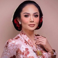 Untuk makeup, Krisdayanti tampil dengan riasan wajah bernuansa soft peach yang memberi kesan hangat. Pulasan lipstik bertekstur creamy serta makeup palet cokelat-gold makin mempercantik wajahnya. Foto: Instagram