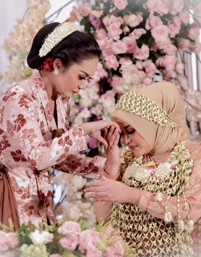 Mengetengahkan budaya Jawa, ibu empat anak ini tampil anggun mengenakan sanggul Ukel Tekuk khas Yogyakarta. Tampak mawar merah disematkan pada kedua sisi sanggul. Foto: Instagram