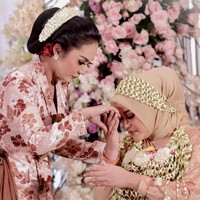 Mengetengahkan budaya Jawa, ibu empat anak ini tampil anggun mengenakan sanggul Ukel Tekuk khas Yogyakarta. Tampak mawar merah disematkan pada kedua sisi sanggul. Foto: Instagram