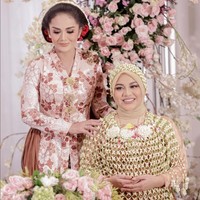 Krisdayanti mengenakan kebaya model Kartini warna soft pink dengan motif bunga. Aksen mawar di bagian pundak dan selendang yang menyampir ke bawah membuat kebaya berpotongan simpel ini memiliki sedikit twist. Foto: Instagram