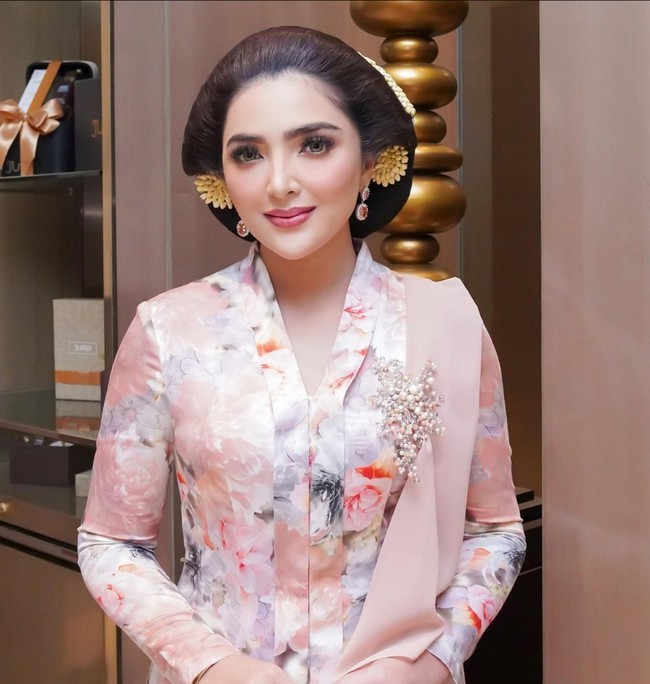 Ashanty memilih gaya riasan yang lebih bold dengan nuansa pink. Bibirnya dipulas lipstik pink dengan teknik ombre memberi kesan kekinian. Foto: Instagram