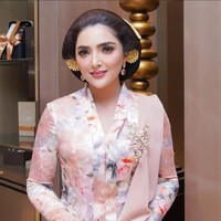 Ashanty memilih gaya riasan yang lebih bold dengan nuansa pink. Bibirnya dipulas lipstik pink dengan teknik ombre memberi kesan kekinian. Foto: Instagram