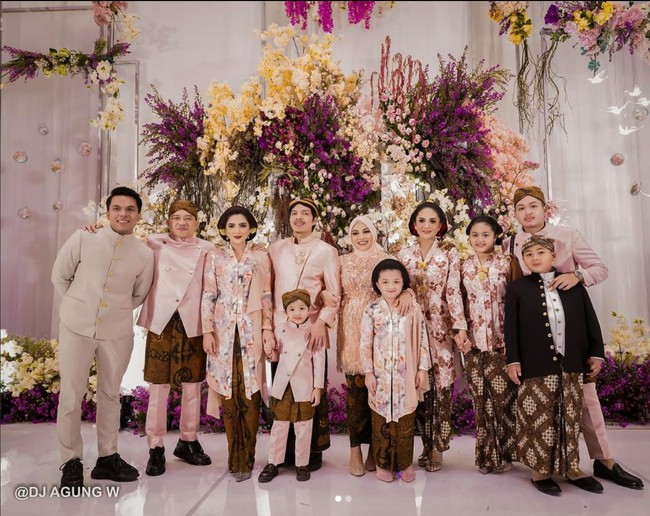 Ashanty pun memilih kebaya bernuansa pink namun dengan motif bunga yang lebih besar. Ada aksen warna abu-abu pada kainnya. Tampak bros dari mutiara menghiasi bagian dada kebaya rancangan Rikawirtjes. Foto: Instagram