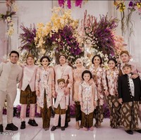 Ashanty pun memilih kebaya bernuansa pink namun dengan motif bunga yang lebih besar. Ada aksen warna abu-abu pada kainnya. Tampak bros dari mutiara menghiasi bagian dada kebaya rancangan Rikawirtjes. Foto: Instagram