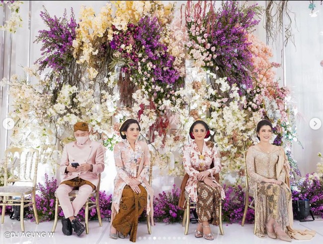 Sepatu sandal silver dengan hiasan pita dikenakan Krisdayanti untuk melengkapi penampilannya. Foto: Instagram