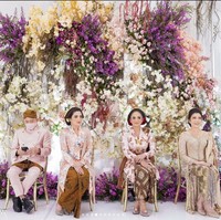 Sepatu sandal silver dengan hiasan pita dikenakan Krisdayanti untuk melengkapi penampilannya. Foto: Instagram