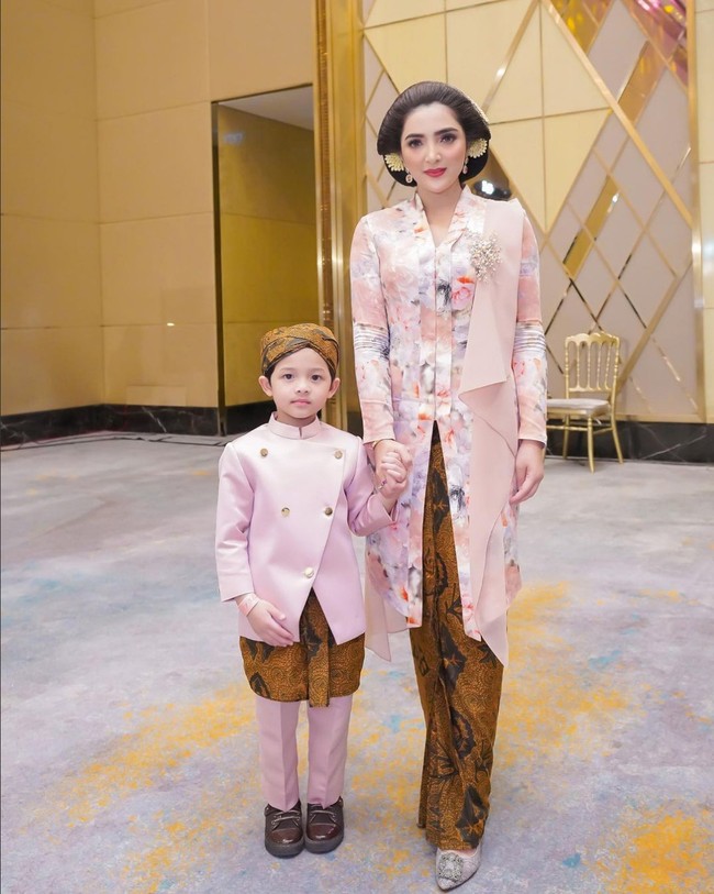 Ashanty pun memilih sanggul tradisional untuk acara 7 bulanan Aurel Hermansyah. Ronce melati jadi pelengkap sanggul kreasi Kusumo Inten ini. Foto: Instagram