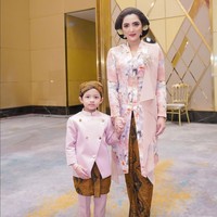 Ashanty pun memilih sanggul tradisional untuk acara 7 bulanan Aurel Hermansyah. Ronce melati jadi pelengkap sanggul kreasi Kusumo Inten ini. Foto: Instagram