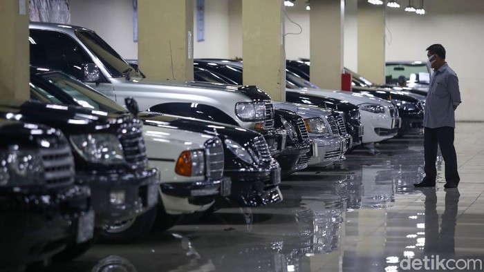 Penjualan mobil bekas saat ini mulai mengalami peningkatan penjualan.  Salah seprang penjual mobil bekas mengaku dalam 2 bulan terakhir permintaan meningkat.