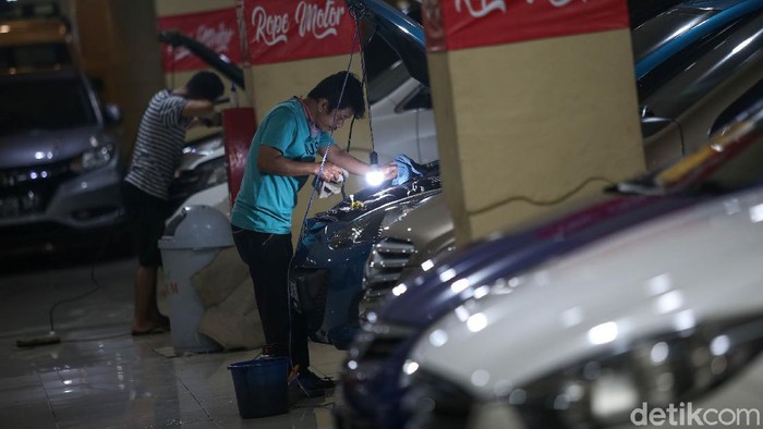 Penjualan mobil bekas saat ini mulai mengalami peningkatan penjualan. Salah seprang penjual mobil bekas mengaku dalam 2 bulan terakhir permintaan meningkat.