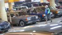 Calon pembeli melihat mobil bekas yang dijual di Bursa Mobil Blok M Mall, Jakarta Selatan, Senin (20/12/2021).