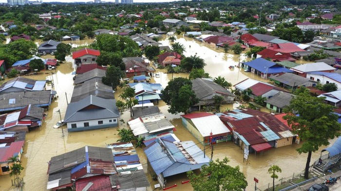 Foto udara ini memperlihatkan desa yang terendam banjir di Puchong, luar Kuala Lumpur, Malaysia, Minggu, 19 Desember 2021. Kuala Lumpur dan perkampungan sekitarnya diterjang banjir akibat hujan deras selama dua hari, menyebabkan ribuan warga mengungsi dan banyak jalan yang memutus akses. (Chan Yoke Poh/Lion Club Internasional 308B1 melalui AP)