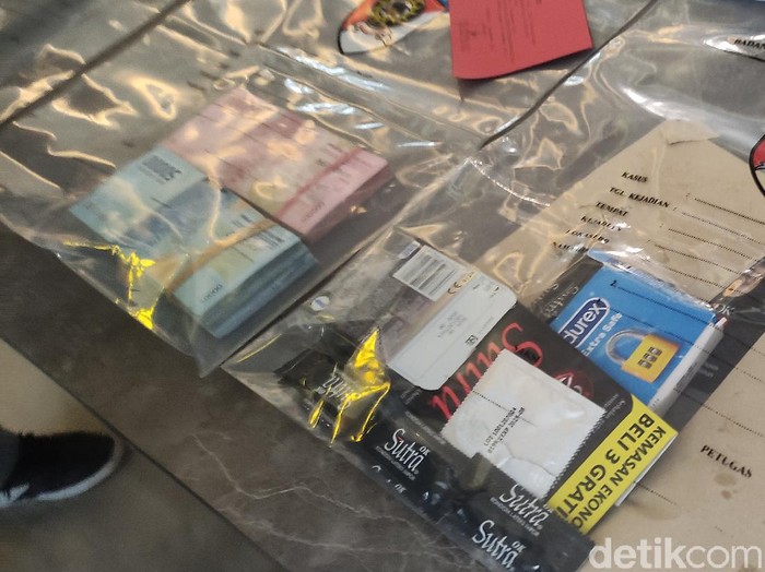 Barang bukti kasus prostitusi selebgram dan warga negara Brazil di Semarang, Senin (20/12/2021).