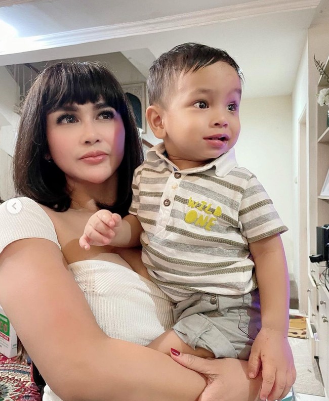 Tak sedikit yang menyebut penampilan Bebizie dengan rambut pendek dan poni itu mirip dengan Vanessa Angel. Ibu dari Bibi Ardiansyah, Dewi Zuhriati pun mengungkapkan hal itu di kolom komentar unggahan Instagram Bebizie. Oma aja kaget bebi kok mirip banget sama almarhumah, dan bebi bilang mau jadi anak mama skrng, ya allah seneng banget rasanya, tulis Dewi. Foto: Instagram/@bebizie