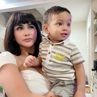 Tak sedikit yang menyebut penampilan Bebizie dengan rambut pendek dan poni itu mirip dengan Vanessa Angel. Ibu dari Bibi Ardiansyah, Dewi Zuhriati pun mengungkapkan hal itu di kolom komentar unggahan Instagram Bebizie. Oma aja kaget bebi kok mirip banget sama almarhumah, dan bebi bilang mau jadi anak mama skrng, ya allah seneng banget rasanya, tulis Dewi. Foto: Instagram/@bebizie