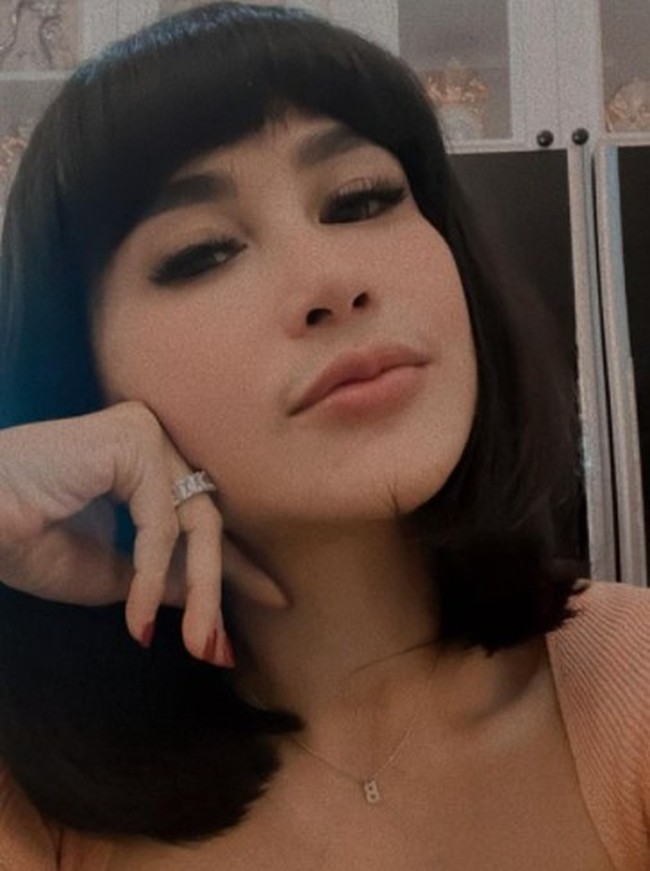 Dalam foto-foto yang dibagikan terlihat penampilan Bebizie memang jadi mirip dengan almarhum Vanessa Angel. Saking miripnya, Bebizie mengaku sampai dipanggil mami oleh Gala. Terima kasih anak ganteng Gala Sky kr kemaren manggil mami. Gala anak hebat ceria, tulisnya di Instagram. Foto: Instagram/@bebizie