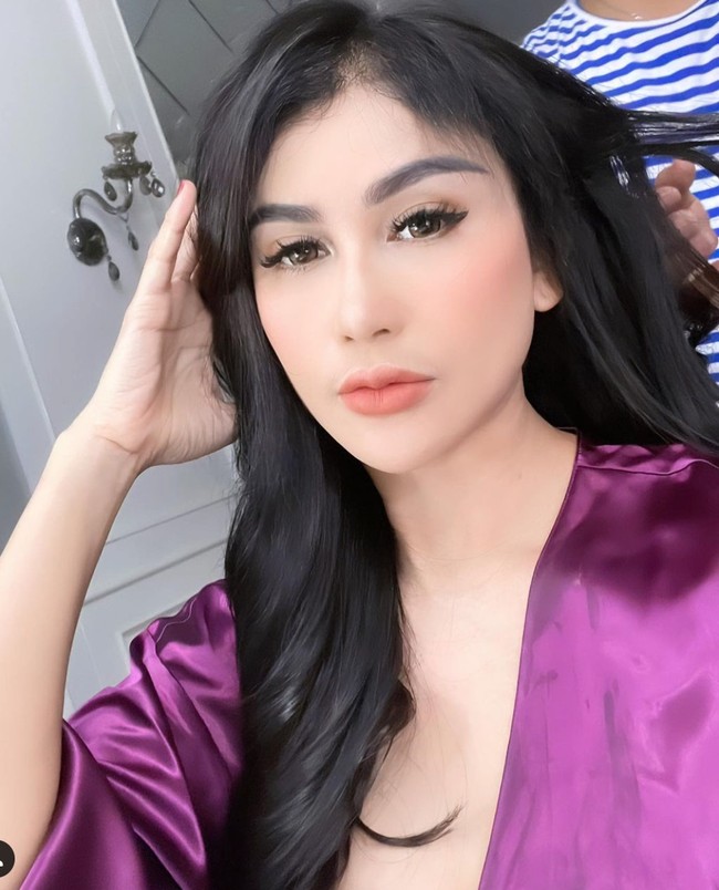 Beberapa waktu lalu pedangdut Bebizie tampak mengunjungi rumah milik almarhum Bibi Ardiansyah dan Vanessa Angel. Kedatangannya itu untuk menjenguk anak dari Vanessa dan Bibi, Gala Sky. Foto: Instagram/@bebizie
