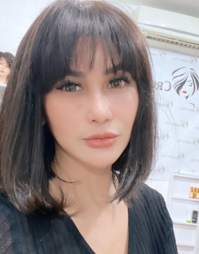 Jika biasanya Bebizie tampil dengan rambut panjang tanpa poni, kali ini dirinya memilih untuk mengubah penampilannya dengan berdandan seperti Vanessa Angel. Melalui foto yang diunggahnya di akun Instagram terlihat Bebizie mengubah gaya rambutnya menjadi pendek sebahu dengan poni depan. Foto: Instagram/@bebizie