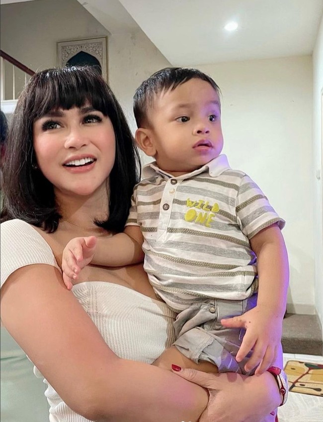 Melalui kolom komentar diketahui bahwa Bebizie sebelumnya telah meminta izin terlebih dahulu kepada keluarga Gala. @dewizuhriati mama terima kasih yaa sdh ksh kesempatan bebi jenguk Gala n kel. Ya mam bebi akan jd anak mama, kakanya @fuji_an @fadlyfsl_ @vanessaangelofficial @bibliss n jadi mami onlinenya galasky n bebi akan sering2 jenguk gala ke rmh ya mama, tulis Bebizie. Foto: Instagram/@bebizie