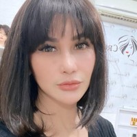 Jika biasanya Bebizie tampil dengan rambut panjang tanpa poni, kali ini dirinya memilih untuk mengubah penampilannya dengan berdandan seperti Vanessa Angel. Melalui foto yang diunggahnya di akun Instagram terlihat Bebizie mengubah gaya rambutnya menjadi pendek sebahu dengan poni depan. Foto: Instagram/@bebizie
