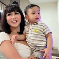 Melalui kolom komentar diketahui bahwa Bebizie sebelumnya telah meminta izin terlebih dahulu kepada keluarga Gala. @dewizuhriati mama terima kasih yaa sdh ksh kesempatan bebi jenguk Gala n kel. Ya mam bebi akan jd anak mama, kakanya @fuji_an @fadlyfsl_ @vanessaangelofficial @bibliss n jadi mami onlinenya galasky n bebi akan sering2 jenguk gala ke rmh ya mama, tulis Bebizie. Foto: Instagram/@bebizie