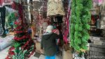 Berburu Pernak-pernik Natal di Pasar Asemka